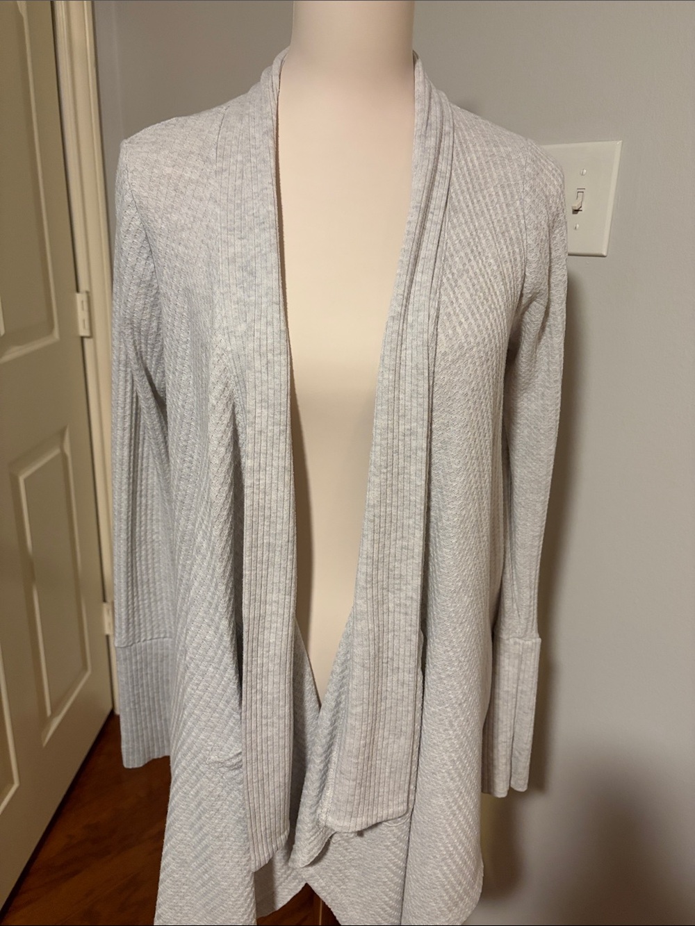 Sweet Romeo Women’s Light Gray Long Sleeve Open Cardigan Sweater Size Small